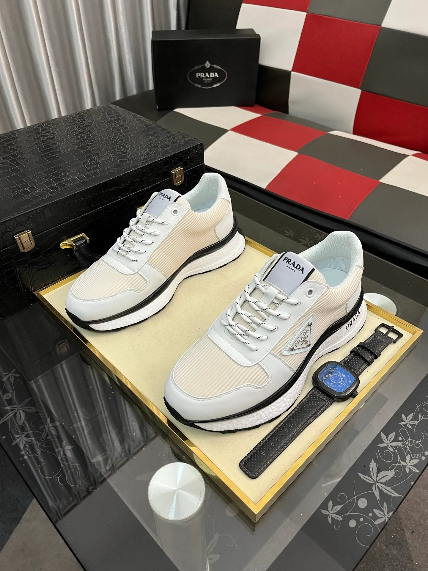 Men's Men's Shoes 💰458⌚️⌚️ Prada/Prada Men's new casual shoes, this sports shoe is made of imported calfskin upper with breathable mesh and breathable mesh lining. The foot pads are made of sheepskin, and the outsole is made of non-slip sports exclusive rubber outsole with logo. It feels good on the feet and is a fashionable item! Size: 38-44 4️⃣colors available